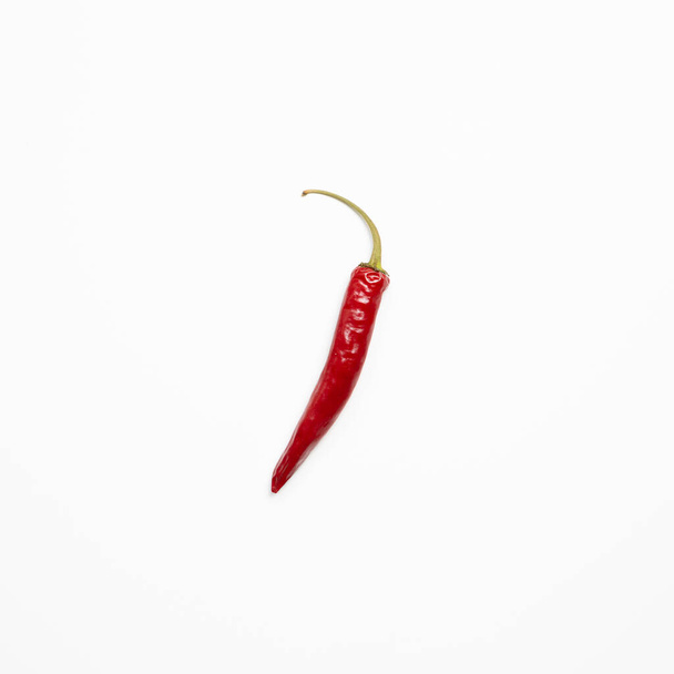Czerwony pieprz chili na białym tle. widok z góry - Zdjęcie, obraz