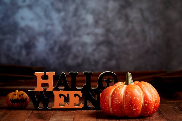 Halloween dynia głowa jack latarnia na drewnianym stole ciemne tło. koncepcja wakacje halloween - Zdjęcie, obraz