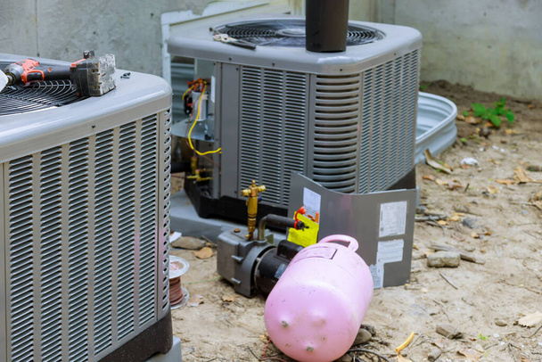 エアコンの修理システムモデルは、冷凍庫でエアコンを給油コンプレッサー上の実際の電気技師です。 - 写真・画像