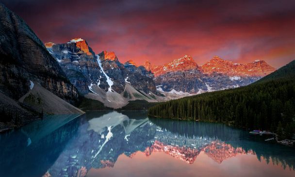 Erstes Morgenlicht am Moränensee mit goldenem Sonnenaufgang über dem Tal der Zehn Zinnen in den kanadischen Rocky Mountains des Banff Nationalparks. - Foto, Bild