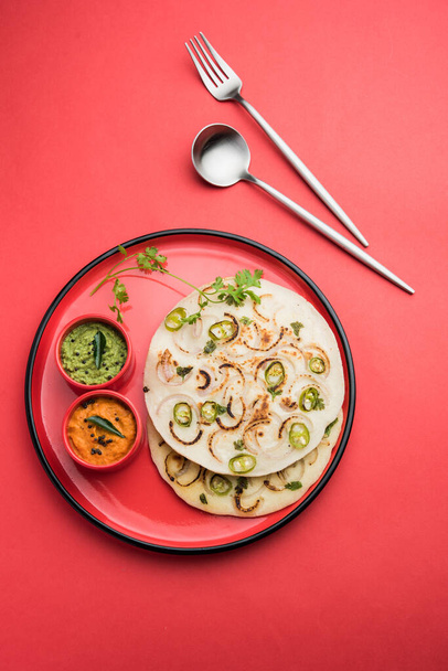 Uthappam oruttapam on eräänlainen dosa Etelä-Intiasta, joka on paksumpi, tomaatti, sipuli ja chili täytteet - Valokuva, kuva