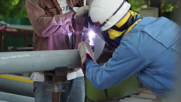 Hegesztési munka, Ember telepítése és gyártása cső és hegesztés műhelyben Sparks Fémmegmunkálás Építőipar - Felvétel, videó