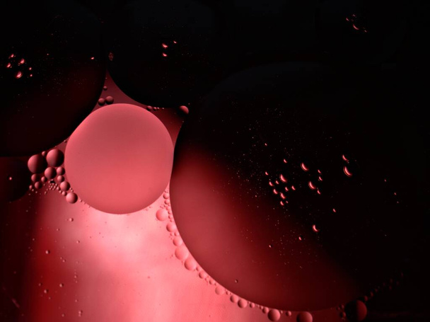Beautiful abstract bubbles oil in water with dark black pink background ,macro image ,sweet color, blurred droplets,  - Fotografie, Obrázek
