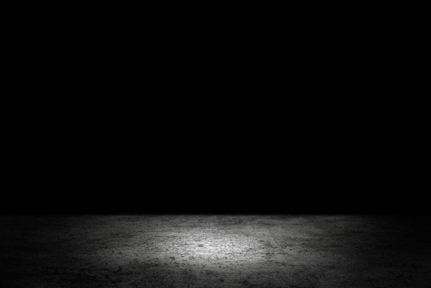 Abstrakti kuva Studio pimeässä huoneessa betonilattia rakenne tausta. - Valokuva, kuva