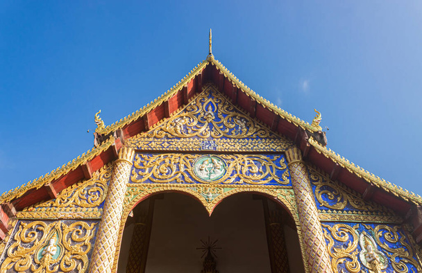 2019年12月31日タイ・パヤオ:青い空を背景にタイ・チェンマイ・カム地区のワット・プラナン・ディンまたはプラナン・ディン寺院の正面タイ教会 - 写真・画像