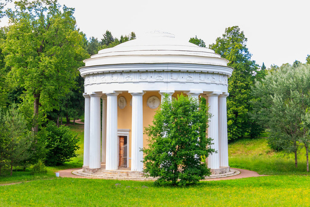 Pavillon des Tempels der Freundschaft im Pavlovsk Park, Russland - Foto, Bild