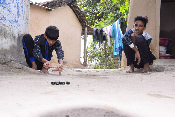 India, Indian children playing marbles in the village, Beautiful view of rural sports - Foto, afbeelding