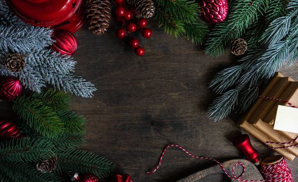 Χριστουγεννιάτικο καρέ με κλαδιά χριστουγεννιάτικου δέντρου και διακόσμηση σε ξύλινο παλιό υφασμάτινο φόντο - Φωτογραφία, εικόνα