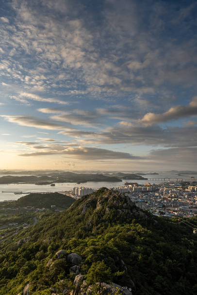 Het zonsondergang uitzicht en de Mokpo stad over de Yudalsan berg gelegen in Mokpo, Zuid-Korea. Genomen direct na het moessonseizoen - Foto, afbeelding