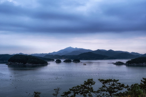 神堂島の海岸で日没の光の調光。荒天の直後に撮影。韓国・珍島 - 写真・画像