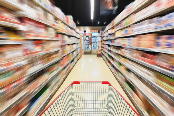 Flou mouvement allée supermarché avec panier vide - Photo, image
