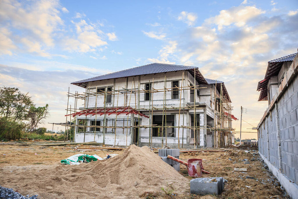 construcción residencial nueva casa en curso en el sitio de construcción - Foto, imagen