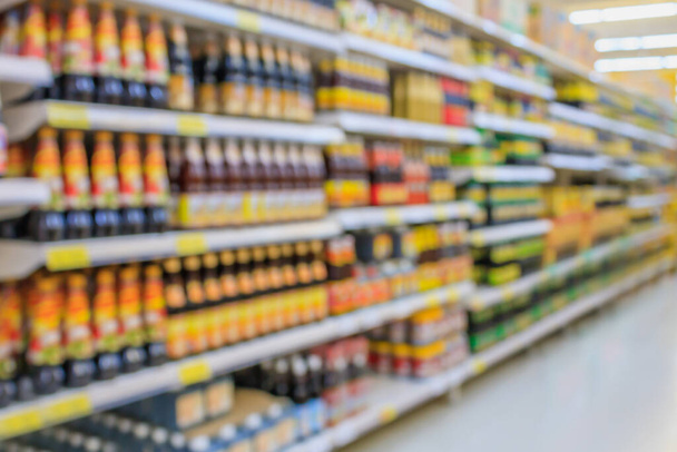 Supermarket Aisle με προϊόν στα ράφια σε θολή μορφή για φόντο - Φωτογραφία, εικόνα