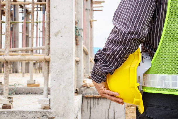 Asiatico uomo d'affari ingegnere edile lavoratore con casco protettivo in cantiere casa - Foto, immagini