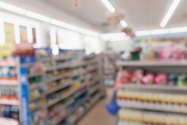 Abstrakti hämärtää supermarket lähikauppa käytävällä ja tuotteiden hyllyt sisätilojen defocused tausta - Valokuva, kuva