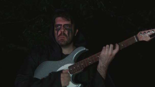 Black metal muzikant in het donker - Video