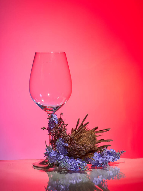red wine in glass with flowers - Fotoğraf, Görsel