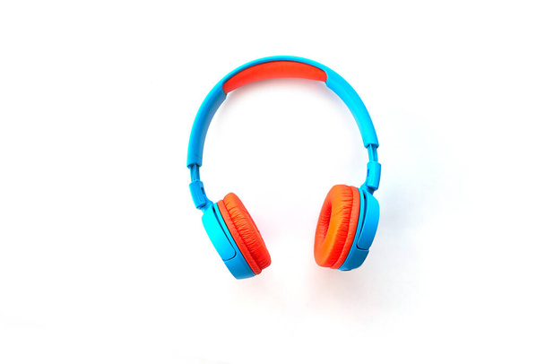 Modré bezdrátové sluchátka na bílém pozadí, izolované - Fotografie, Obrázek