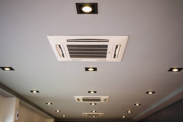 Moderno sistema di climatizzazione a cassette a soffitto - Foto, immagini