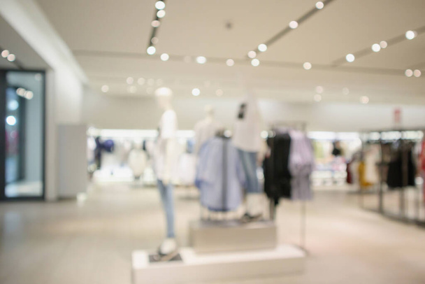 Femme boutique mode magasin de vêtements vitrine affichage dans le centre commercial flou fond déconcentré - Photo, image