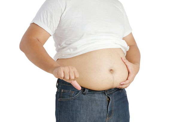 El gordo asiático se quitó la camisa, cogió un gran vientre con mucha grasa. El riesgo de sobrepeso es muchas enfermedades. aislado - Foto, Imagen