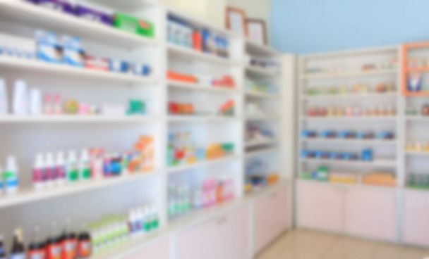 homályos gyógyszerpolcok a gyógyszertárban - Fotó, kép