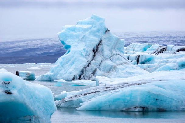 niebieski lód na wybrzeżu laguny lodowej w Islandii - Zdjęcie, obraz