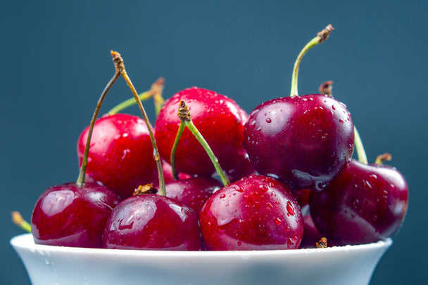 Свежая вишня. здоровую пищу на завтрак. Плоды растительности. фруктовый десерт - Фото, изображение