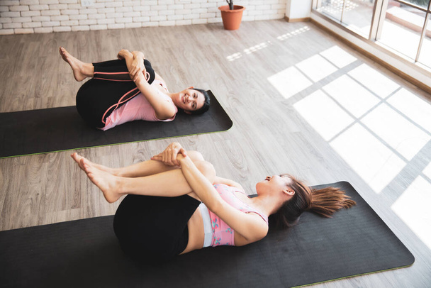 Due asiatico donna stretching in yoga formazione classe - Foto, immagini