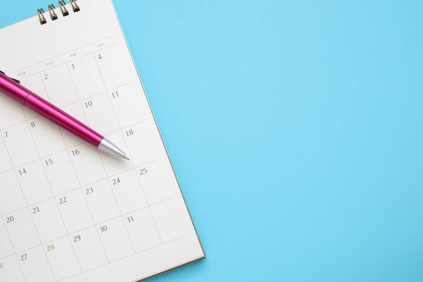 página de calendário com caneta close-up em fundo azul conceito de reunião de planejamento de negócios - Foto, Imagem