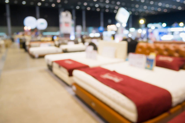 Абстрактне розмите ліжко на продаж шоу в меблевому будинку та фоні магазину декору
 - Фото, зображення