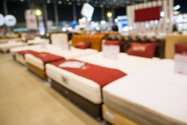 Absztrakt homályos ágy eladó show bútorokkal otthon és dekorációs áruház háttér - Fotó, kép