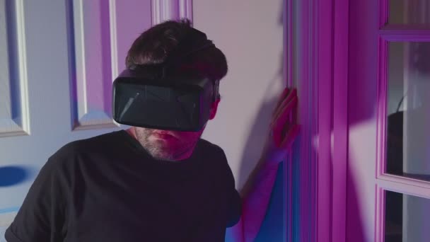VR kulaklık takan bir adam, sanal gerçeklik. - Video, Çekim