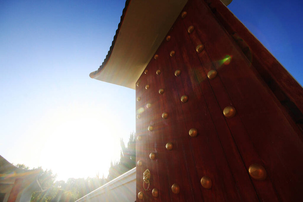 Belle lumière du soleil brille à la grande porte du Musée des dirigeants chinois qui a migré à la frontière thaïlandaise à la province de Chiangrai, Thaïlande. - Photo, image