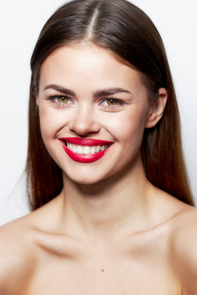 Attraktive Frau mit nackten Schultern Lächeln klare Haut Wellness-Behandlungen Spaß  - Foto, Bild