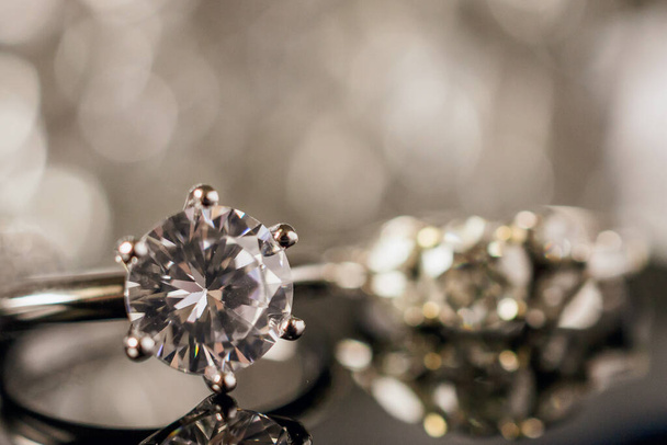 Luxury Jewelry diamond rings with reflection on black background - Φωτογραφία, εικόνα