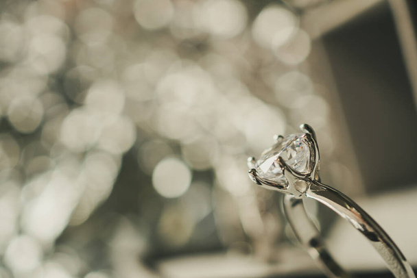 bague de fiançailles de luxe en diamant boîte cadeau avec fond clair bokeh - Photo, image