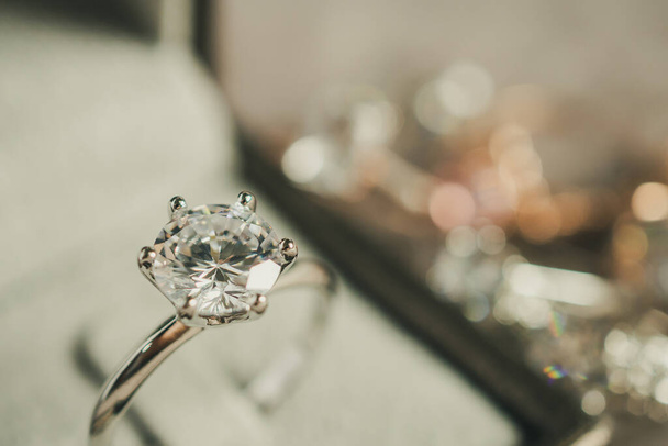 Роскошная помолвка Алмазное кольцо в подарочной коробке - Фото, изображение