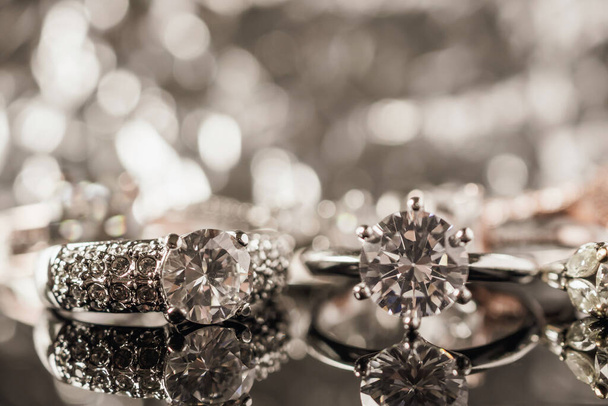 Lusso Gioielli anelli di diamanti con riflessione su sfondo nero - Foto, immagini