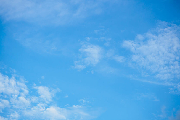 Блакитне небо з хмарами природа абстрактний фон
 - Фото, зображення
