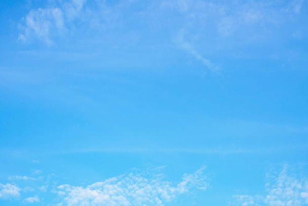 голубое небо с облаками - Фото, изображение