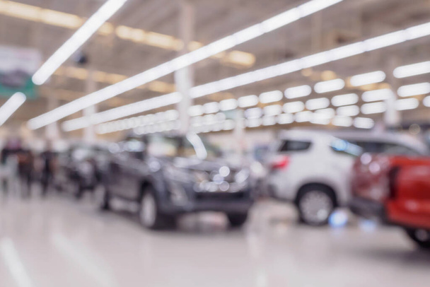 wazige rij van nieuwe auto 's in de showroom dealerovereenkomst abstracte gedeconcentreerde achtergrond - Foto, afbeelding