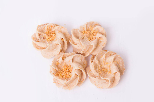 Sagu keju ya da peynirli sago kurabiyesi, Endonezya kurabiyeleri, genellikle beyaz sırt çantasına izole edilmiş durin bayramı servis edilir. - Fotoğraf, Görsel