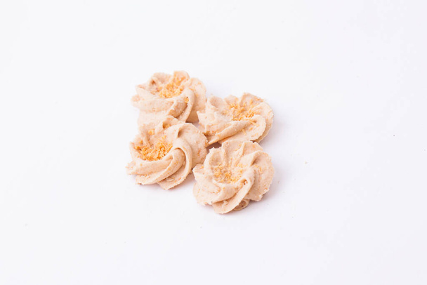 Sagu keju of kaas sago koekjes, Indonesische koekjes, meestal geserveerd durin Eid geïsoleerd op witte rug gorund - Foto, afbeelding