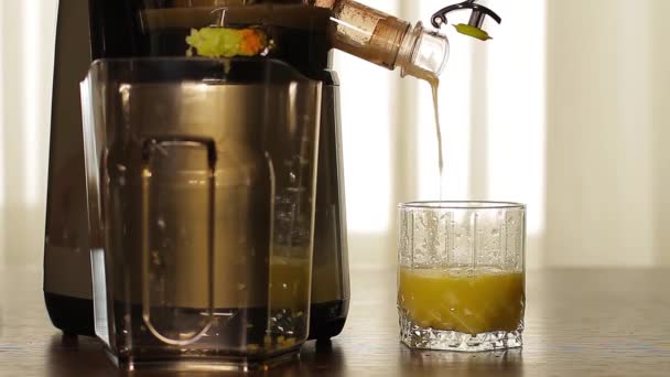 φρέσκο χυμό σέλινου χυμούς αποχυμωτές σε ένα ποτήρι στο τραπέζι - Πλάνα, βίντεο
