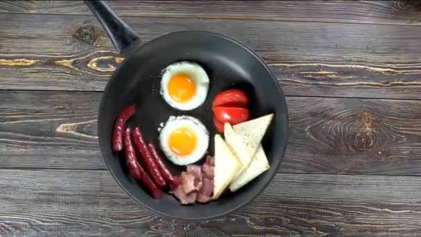 smažená vejce slanina a tousty chutné jídlo na stole - Záběry, video