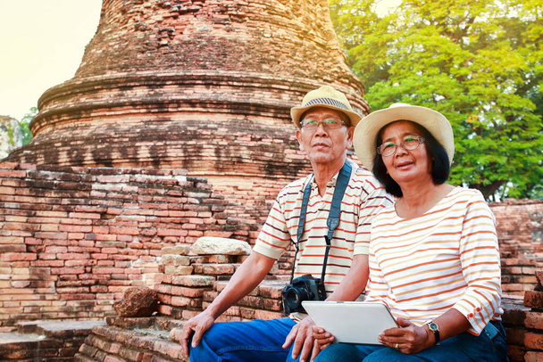 Heureux couple de personnes âgées Voyage Sites archéologiques anciens avec l'histoire en Asie - Photo, image
