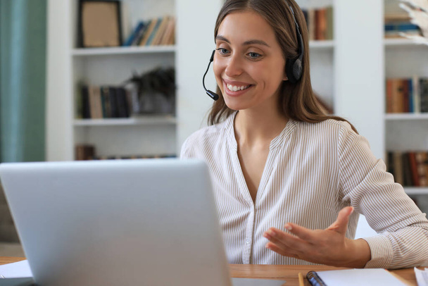 Female customer support operator with headset and smiling - Foto, Imagem