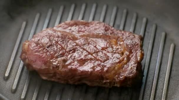 maso se smaží na pánvi steaku vařeném v restauraci - Záběry, video