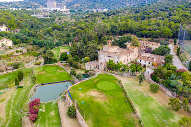 Godmarin linna on linnoitettu maalaistalo, joka tunnetaan myös nimellä Cal Comte ja joka sijaitsee Badalonan kaupungin Pomar de Daltin alueella Espanjassa. Se on listattu kansallisen edun mukaiseksi kulttuuriomaisuudeksi. - Valokuva, kuva